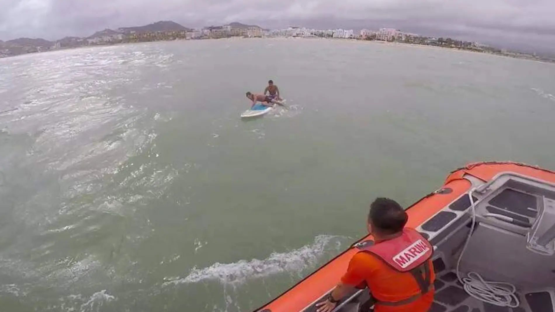 Rescata Marina a turista 1